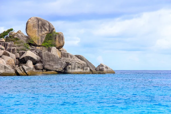 Sjøøy strand, klar vannbukt, kystlandskap, blå himmel for avslapning – stockfoto