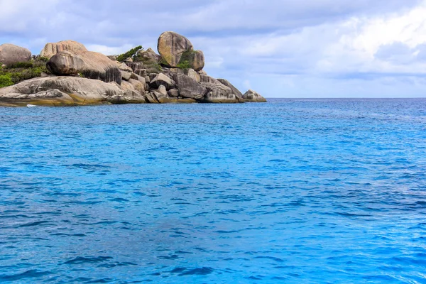 Sea island beach clear water bay coast landscape blue sky for relaxation — Stock Photo, Image