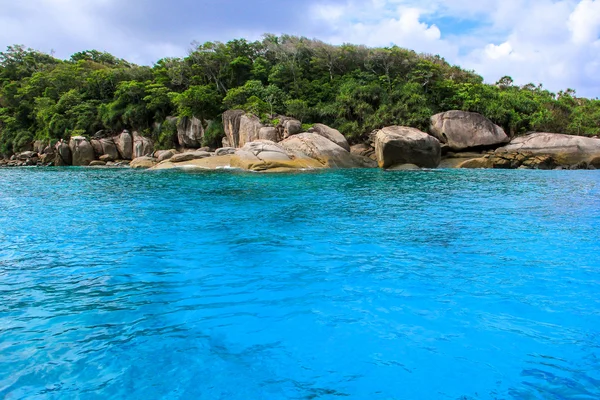 Sjøøy strand, klar vannbukt, kystlandskap, blå himmel for avslapning – stockfoto