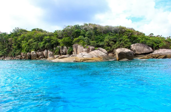 Sjøøy strand, klar vannbukt, kystlandskap, blå himmel for avslapning – stockfoto