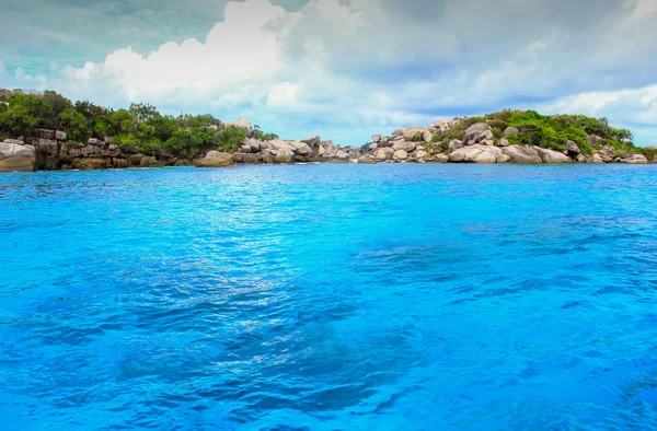 Meer Insel Strand klar Wasser Bucht Küste Landschaft blauer Himmel zur Entspannung — Stockfoto