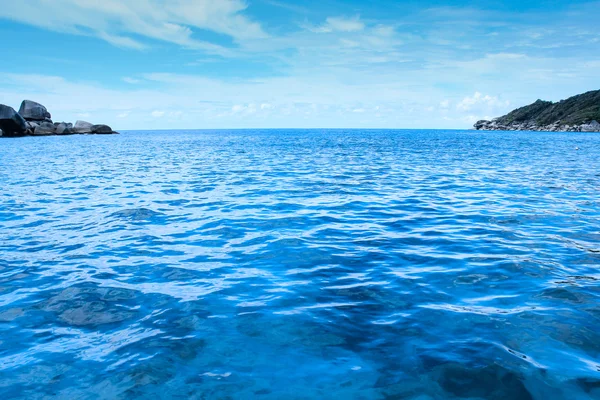 Sjøøy strand, klar vannbukt, kystlandskap, blå himmel for avslapning – stockfoto