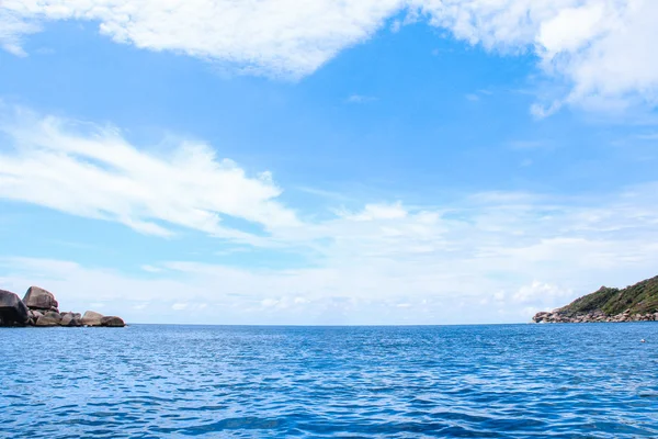 Meer Insel Strand klar Wasser Bucht Küste Landschaft blauer Himmel zur Entspannung — Stockfoto