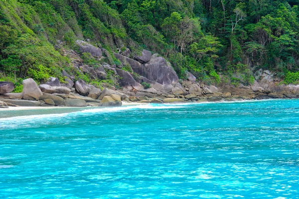 Meer Insel Strand klar Wasser Bucht Küste Landschaft blauer Himmel zur Entspannung — Stockfoto