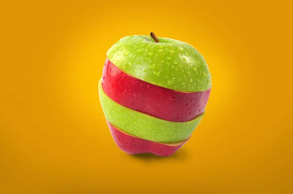 Червоне і зелене нарізане яблуко — стокове фото