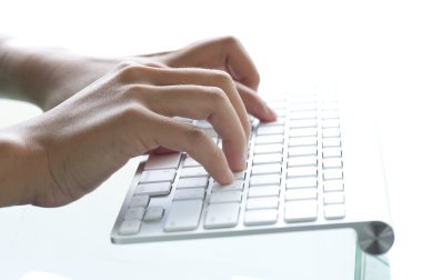 Klavyede yazan kadın ofis çalışanı