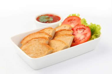 beyaz zemin üzerinde otlar ile Kızarmış köfte