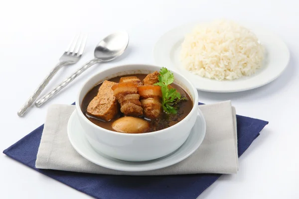 Estofado de cerdo con huevo y arroz, comida tailandesa . — Foto de Stock