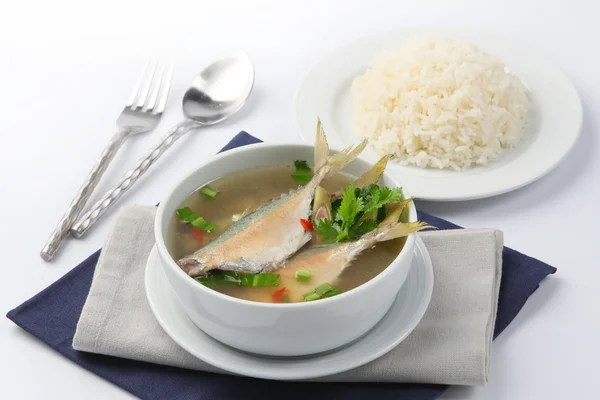 Sopa picante de caballa con arroz, comida tailandesa . — Foto de Stock