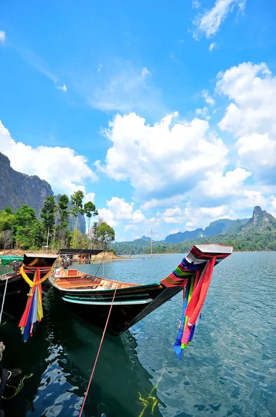 Holzsteg am See im Dschungel. Holzboote aus Thailand mit dem Spiegelbild im Wasser. — Stockfoto