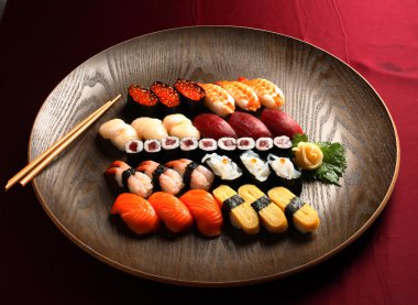 suşi ve rulo bir somon ile