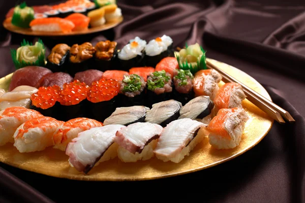 Set de sushi y panecillos con salmón Imagen De Stock