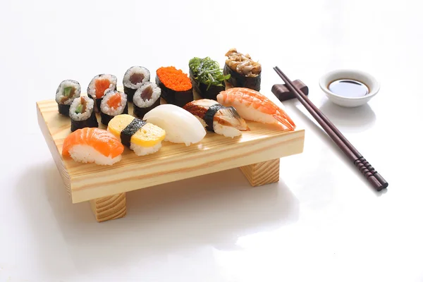 Delicioso sushi servido sobre tabla de madera Imágenes De Stock Sin Royalties Gratis