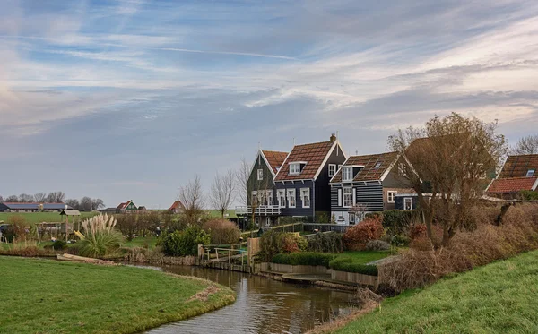 Spójrz na wiosce na wyspie Marken, Holandia. — Zdjęcie stockowe
