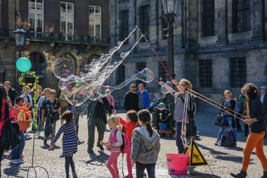 Amsterdam'da Dam Meydanı sokak sanatçıları.
