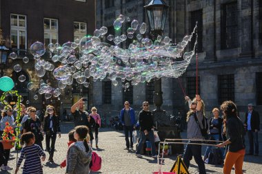 Amsterdam'da Dam Meydanı sokak sanatçıları.