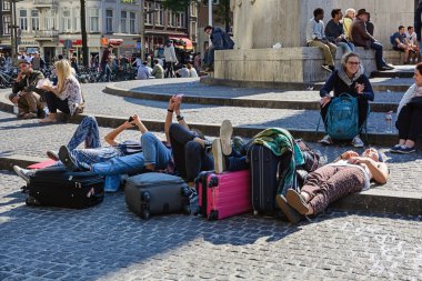 Amsterdam'da Dam üstünde dinlenme alanı.