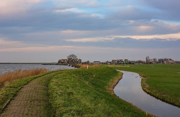 Auf dem Deich von marken, Niederlande. — Stockfoto