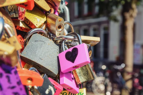 Serrures sur le pont un symbole de l'amour éternel . — Photo