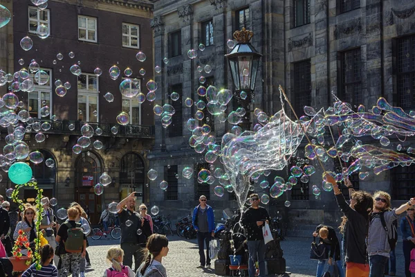 Street artists on Dam Square in Amsterdam. — Stock Photo, Image