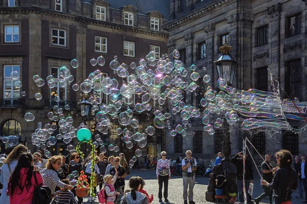 Street artists on Dam Square in Amsterdam. — Stock Photo, Image