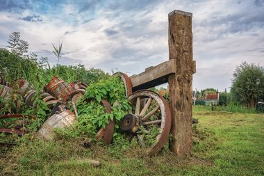 Eski vagon, davul ve tekerlekler