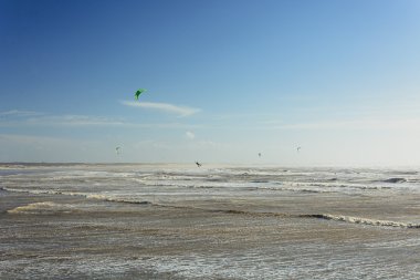 Kitesurfing fırtınada.