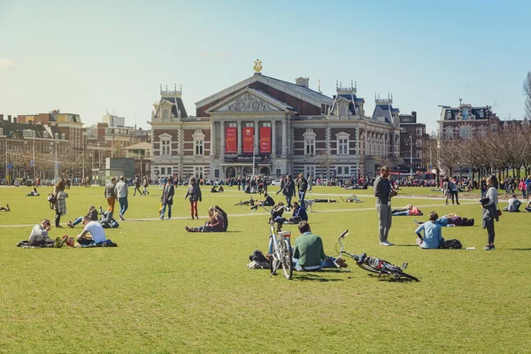 Op een zonnige dag, mensen op het gebied van de rest van het museum in Amsterd — Stockfoto