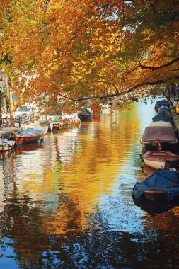 Tekne ve kanala bir yansıması gölgesinde ayakta