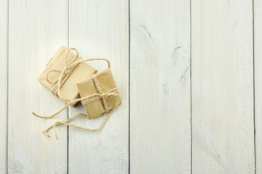 Bir hediye ile iki kutu ile bir ip bağladılar.