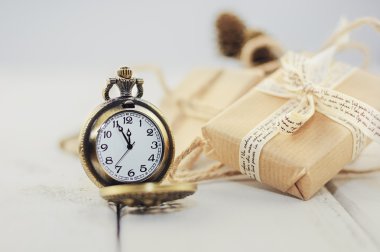 Saatler, bir iple bağlı küçük kutular kurdele ve süslemeleri 