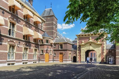 Avlu karmaşık binaların içinde merkezi Lahey, w