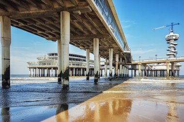 Kuzey Denizi bakan Scheveningen iskele altında