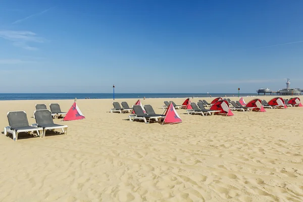 Camas de sol na praia e proteção do vento . — Fotografia de Stock