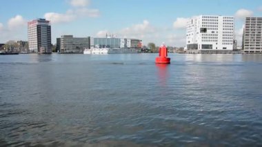 Dalgalar halinde sallanan kırmızı şamandıra.