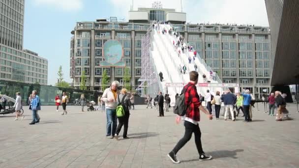 Rotterdam központi állomás átmeneti hatalmas lépcsőház — Stock videók