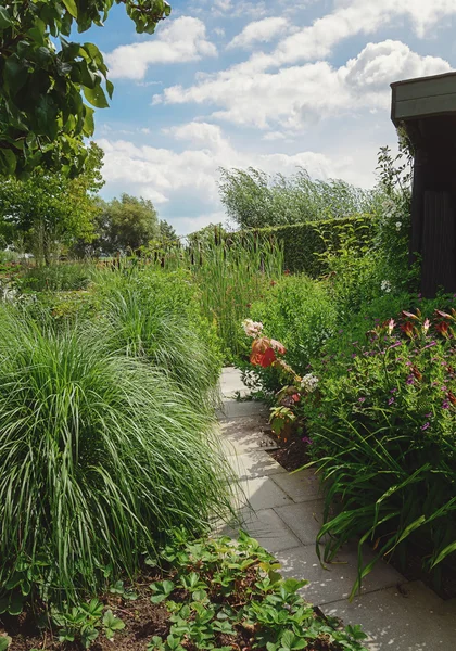 Schöne Gartenidee in Modellgärten appeltern, Niederlande — Stockfoto