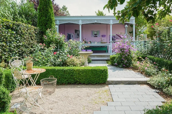 En este cuadro un patio pintado en tonos pastel y amueblado un — Foto de Stock