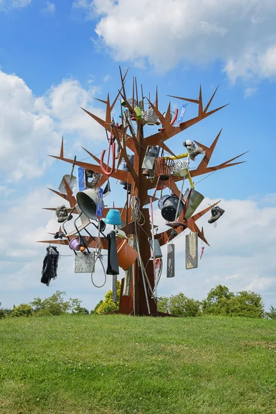 Abstrakte Kunst "Baum" auf dem Territorium der Gartenanlage. — Stockfoto