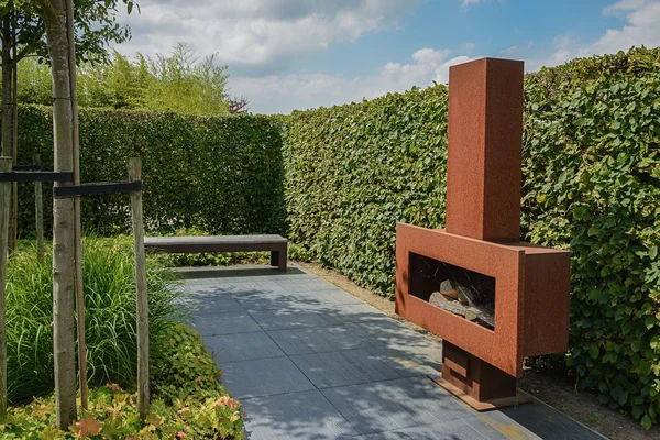 Cheminée en fer avec bois de chauffage dans le jardin — Photo