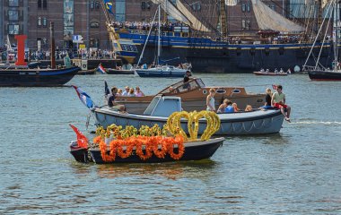 Uzun boylu gemiler büyük bir filo yelken Amsterdam olduğunu
