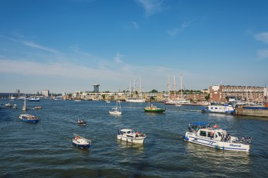 Uzun boylu gemiler büyük bir filo yelken Amsterdam olduğunu