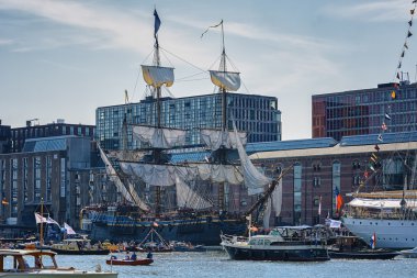 Uzun boylu gemiler büyük bir filo yelken Amsterdam olduğunu