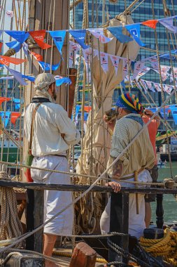Uzun boylu gemiler büyük bir filo yelken Amsterdam olduğunu