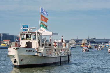 Uzun boylu gemiler büyük bir filo yelken Amsterdam olduğunu