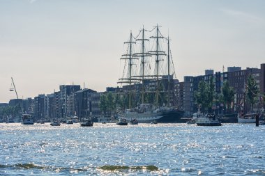 Uzun boylu gemiler büyük bir filo yelken Amsterdam olduğunu