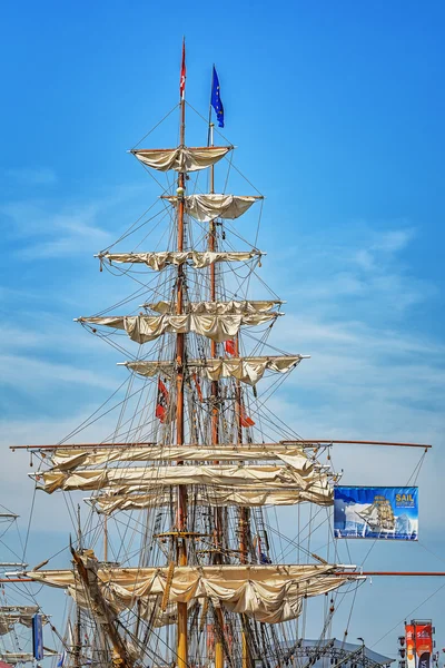 Segelbåt och matchen mot himlen. — Stockfoto