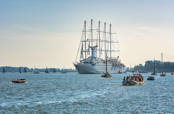 SAIL Amsterdam è un'immensa flottiglia di navi alte — Foto Stock