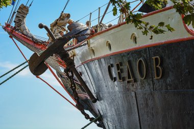 Uzun boylu gemiler büyük bir filo yelken Amsterdam olduğunu