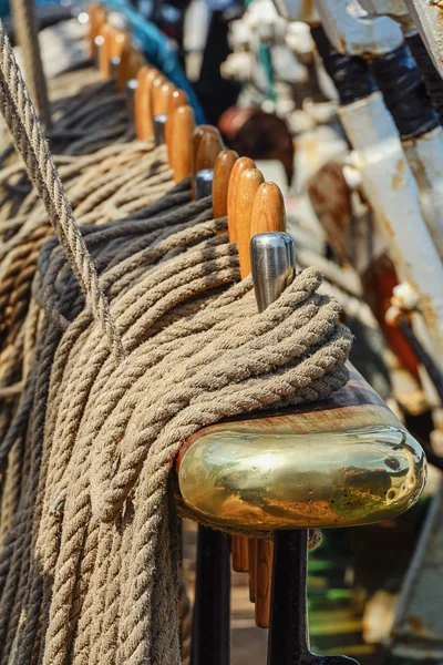 Gewickelte nautische Seile an Bord eines Segelschiffs — Stockfoto